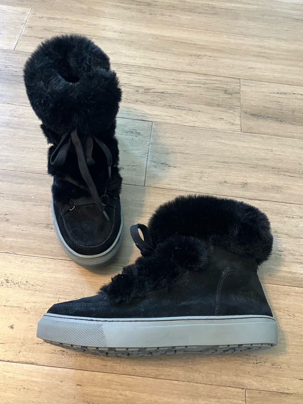 Cougar women fur lined lace up black boots. Size 8
